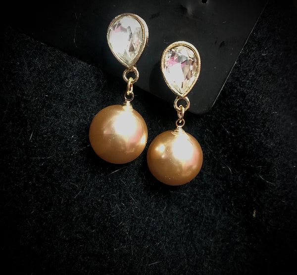 Beri- Golden Pearl Drop Ear Wear